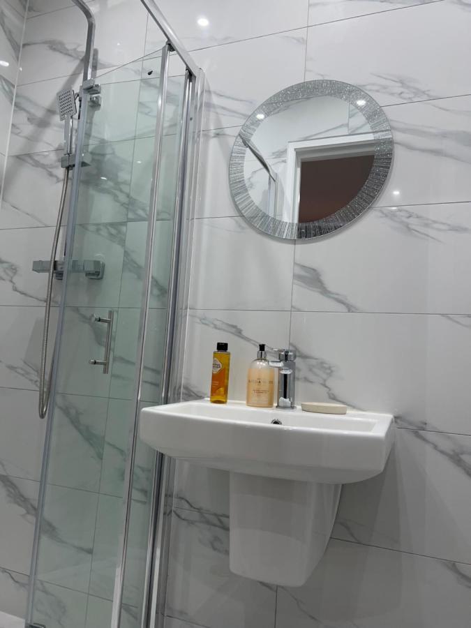 Grand Bleu - London - Next To Piccadilly Line Tube Station & Brand New Facilities Londres Exterior foto