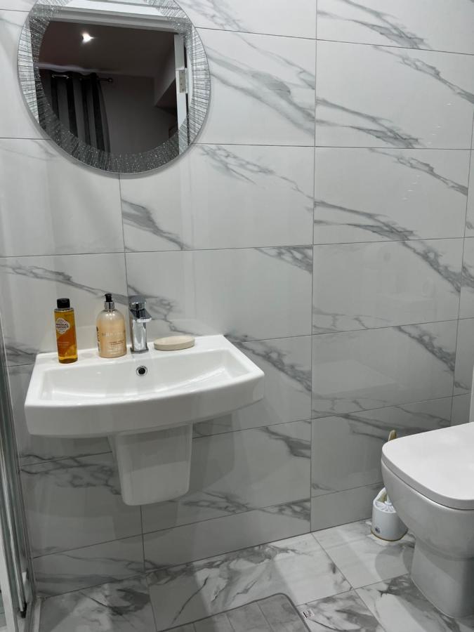 Grand Bleu - London - Next To Piccadilly Line Tube Station & Brand New Facilities Londres Exterior foto