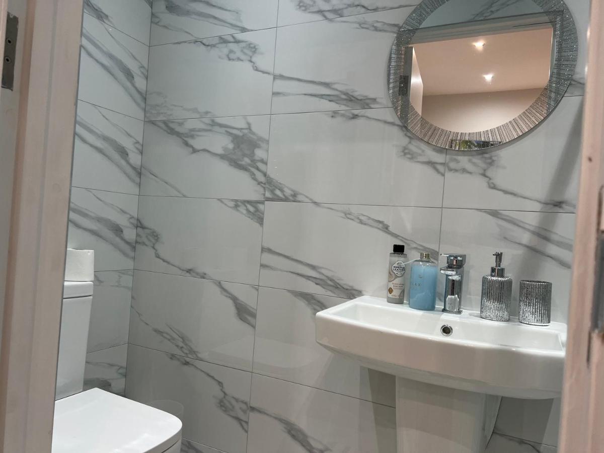 Grand Bleu - London - Next To Piccadilly Line Tube Station & Brand New Facilities Londres Exterior foto